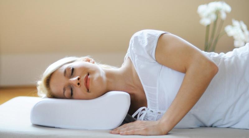 Cómo dormir correctamente sobre una almohada ortopédica